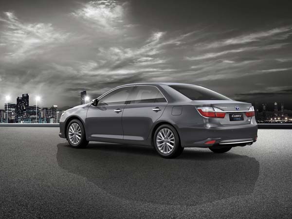 Toyota Camry Hybrid Facelift Launched In India