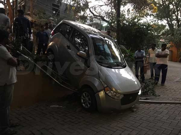 Mahindra e2o Crashes In Bangalore Into The DriveSpark Office