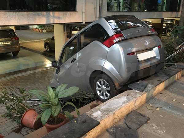 Mahindra e2o Crashes In Bangalore Into The DriveSpark Office