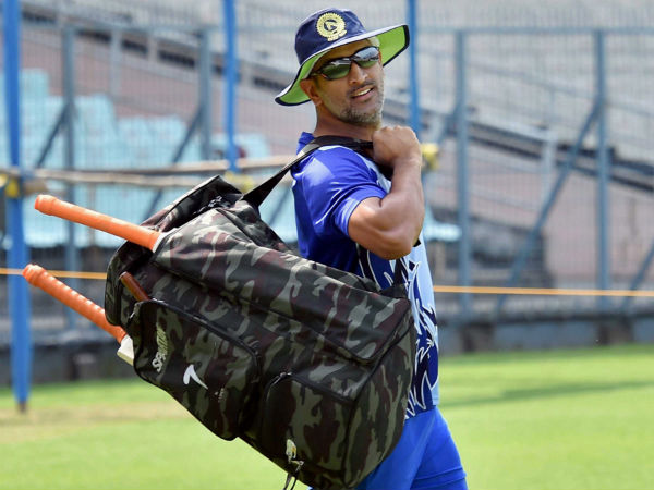 MS Dhoni Hummer Blocked By His Fan Outside Ranchi Airport