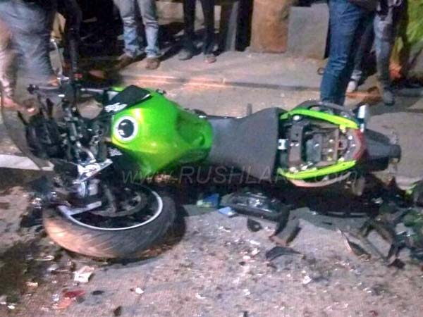 Kawasaki Ninja 650 Crashes Into A Parked Car In Pune Kawasaki Ninja 650 Crashes Into A Parked Car In Pune