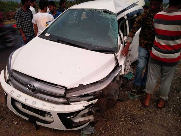 Overspeeding Toyota Innova Crysta Crashes Due To Narrow Bridge Overspeeding Toyota Innova Crysta Crashes Due To Narrow Bridge
