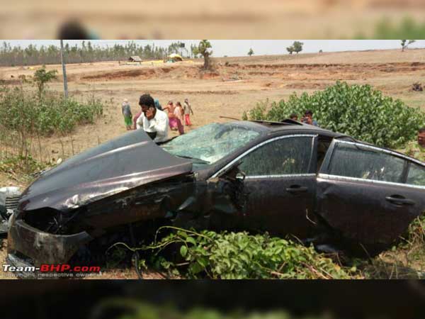 Jaguar XF Hits A Buffalo At A High Speed Crash; Result Is Devastating Jaguar XF Hits A Buffalo At A High Speed Crash; Result Is Devastating