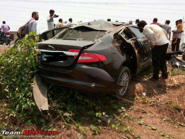 Jaguar XF Hits A Buffalo At A High Speed Crash; Result Is Devastating Jaguar XF Hits A Buffalo At A High Speed Crash; Result Is Devastating
