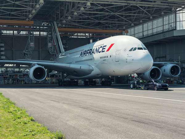 Porsche Cayenne Breaks World Record For Towing Airbus A380
