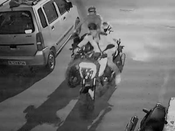 Watch How Thieves Steal A Locked Bajaj Dominar 400