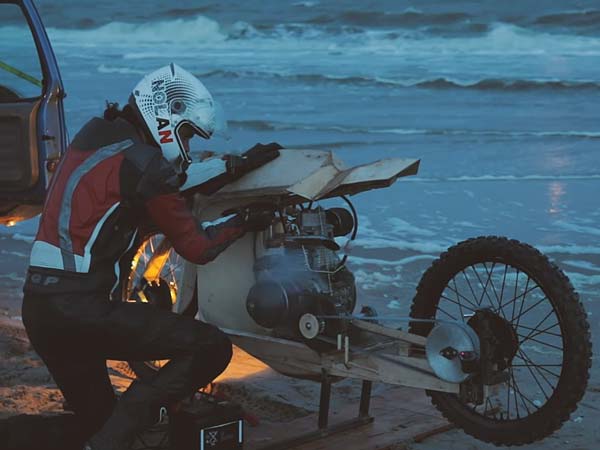 Dutch Duo Build A Wooden Bike That Is Fueled By Algae