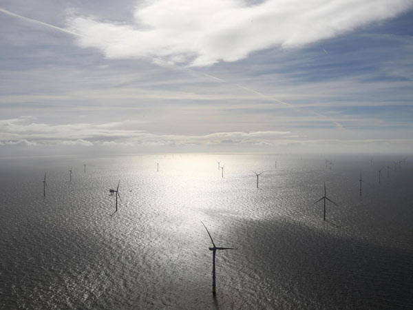 Giant Wind Turbine Blade Cuts Through A Truck; Shuts Down The Road