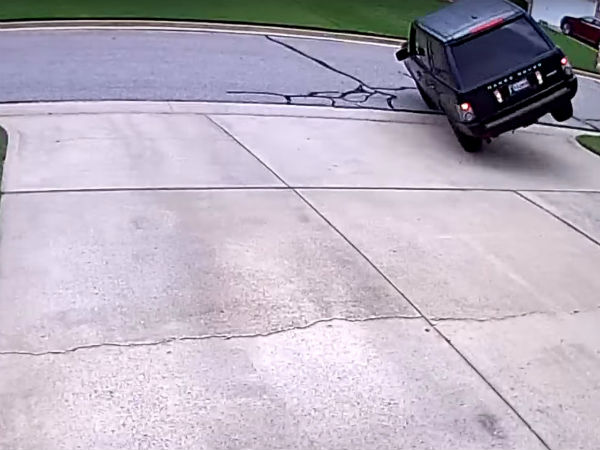 Range Rover Miserably Fails To Pull A J-Turn