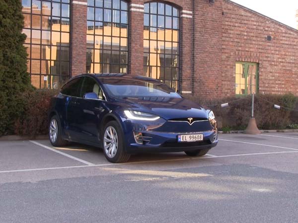 Watch How This Tesla Model X Escapes The Parking Block Prank