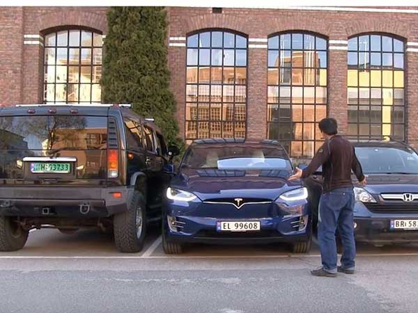 Watch How This Tesla Model X Escapes The Parking Block Prank