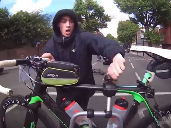 Watch A Thief Trying To Steal A Bicycle From A Moving Car