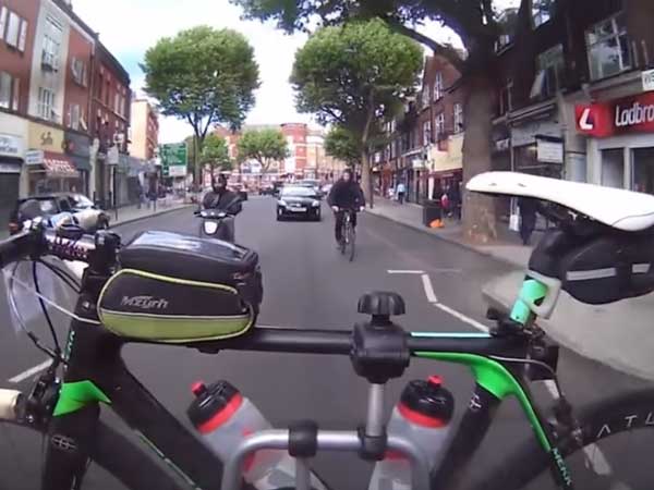 Watch A Thief Trying To Steal A Bicycle From A Moving Car