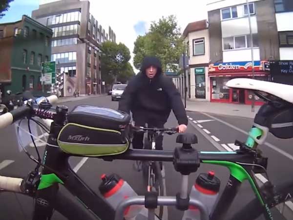 Watch A Thief Trying To Steal A Bicycle From A Moving Car