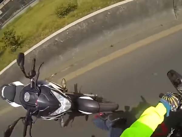 Watch A Bajaj Pulsar Riding Free Without Its Rider