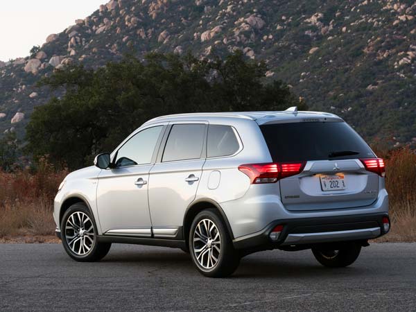 2017 Mitsubishi Outlander India Launch Details Revealed