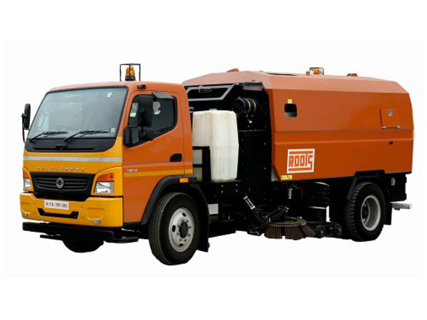 Mercedes-Benz Donates Cleaning Truck To Delhi Municipal Council