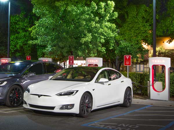 Tesla To Take Superchargers Off Electricity Grid; To Use Solar And Battery