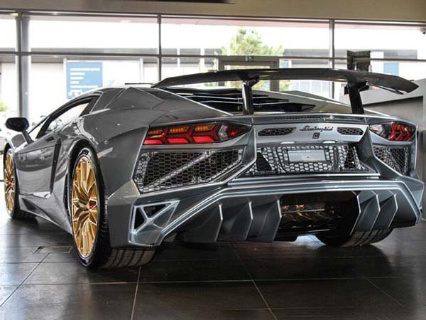 Last Lamborghini Aventador SV Gets Porsche Paint Job