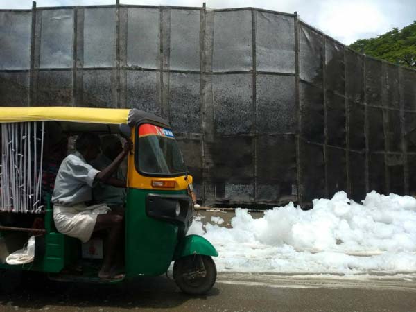 Frothing In Bellandur Lake Increases | Tips For Driving In Froth/Rain