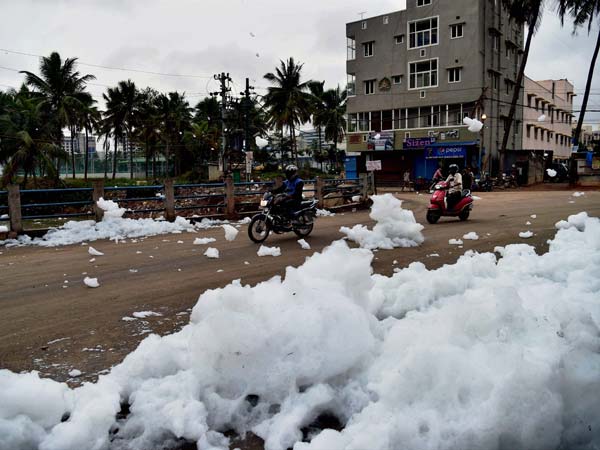 Frothing In Bellandur Lake Increases | Tips For Driving In Froth/Rain