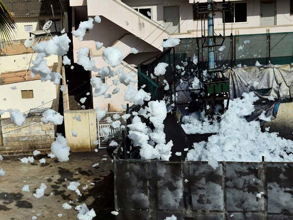 Frothing In Bellandur Lake Increases | Tips For Driving In Froth/Rain