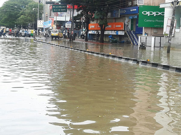 Frothing In Bellandur Lake Increases | Tips For Driving In Froth/Rain