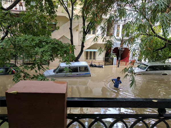 Frothing In Bellandur Lake Increases | Tips For Driving In Froth/Rain