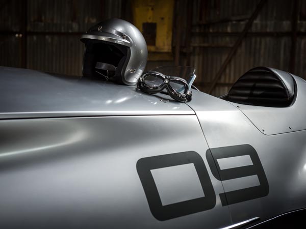 infiniti retro sports car