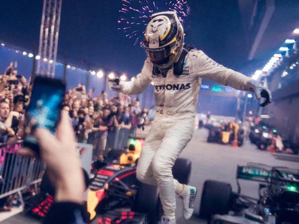 Formula One: Lewis Hamilton Wins Dramatic Singapore GP