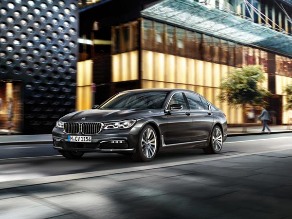 Sachin Tendulkar Gifts BMW 7 Series Worth 1.14 Crore To Virender Sehwag