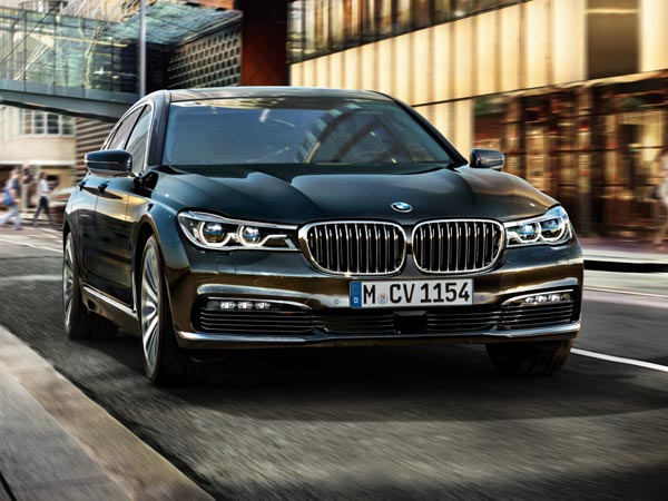 Sachin Tendulkar Gifts BMW 7 Series Worth 1.14 Crore To Virender Sehwag