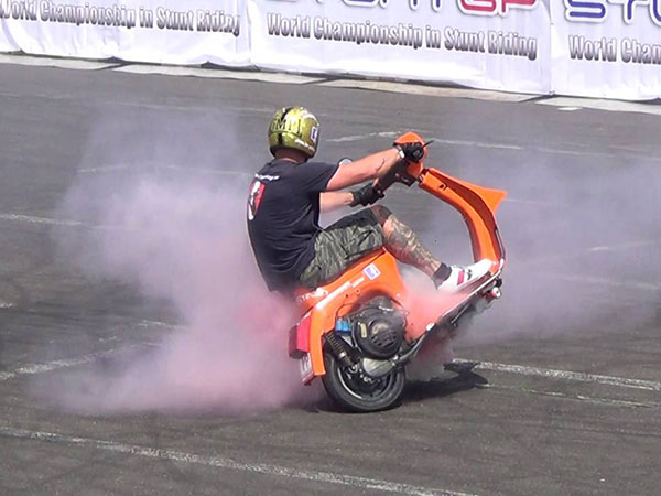 guenter-schachermayr-to-ride-motorcycle-on-steel-cable-suspended-between-black-haw -helicopters