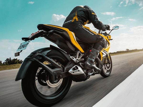 Bajaj Pulsar RS200 With New Colour Options Spotted At Dealership