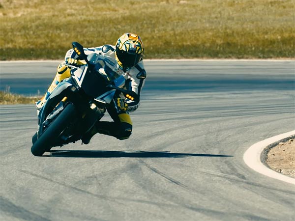 Valentino Rossi Beats His Robot Rival, The Yamaha Motobot