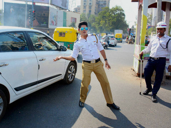 Karnataka MP Driving Innova Crysta Breaks Barricade And Almost Runs Over A Cop