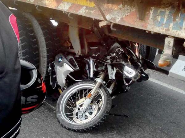 BMW GS 1200R Rider Dies After Being Crushed Under Trailer