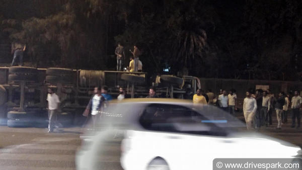 Accident In Bangalore On Republic Day - Truck Crushes Toyota Etios