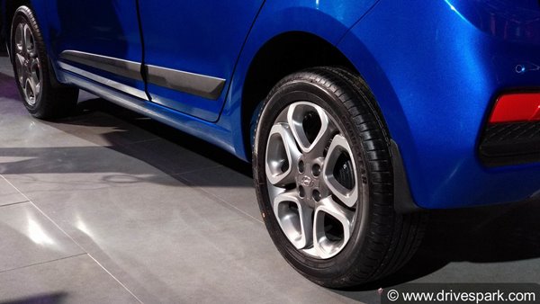 New Hyundai i20 Facelift Vs Old Hyundai i20 Comparison: Key Upgrades, Price, Specifications, Features & Mileage New Hyundai i20 Facelift Vs Old Hyundai i20 Comparison: Key Upgrades, Price, Specifications, Features & Mileage