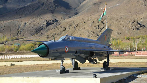 Avani Chaturvedi, IAF Flying Officer, Becomes The First Indian Sister To Fly A Fighter Jet Alone Avani Chaturvedi, IAF Flying Officer, Becomes The First Indian Sister To Fly A Fighter Jet Alone