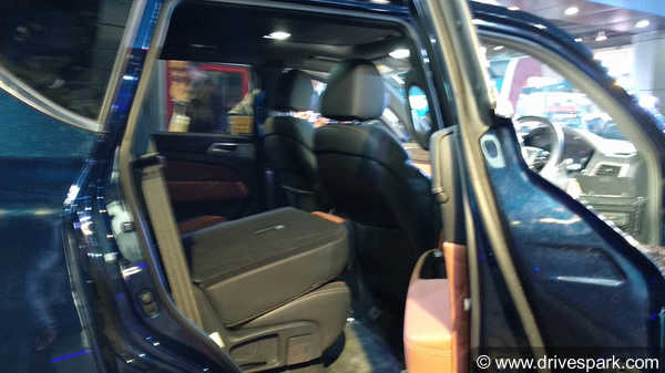 Mahindra XUV700 Spotted Testing In India — Specifications, Features & Images