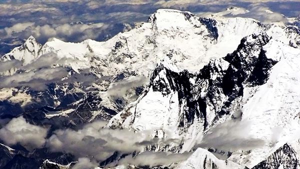 Why Planes Don’t Fly Over The Himalayas Or Tibet — We Explain The Actual Facts!