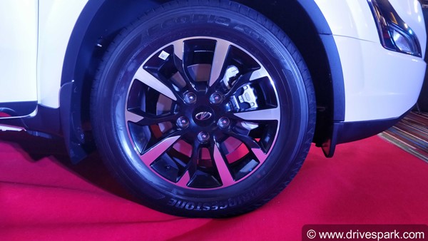 New Mahindra XUV500 Top Features: Retuned Engine, New Headlamps, Leather Seats, Smartwatch Connectivity & More