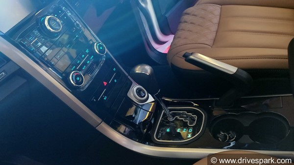 New Mahindra XUV500 Top Features: Retuned Engine, New Headlamps, Leather Seats, Smartwatch Connectivity & More