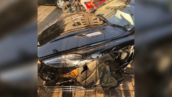 Aston Martin Rapide Crashed In Mumbai; Leaves The Front Right Quarter Mangled