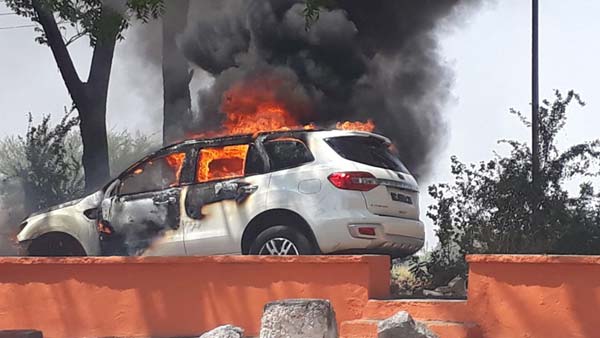 A Ford Endeavour Catches Fire In Karnataka; Passengers Escape Without Injuries