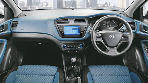 The side profile of the Hyundai i20 features a floating roof design with the blacked out C-pillar. The i20 Active is also equipped with roof rails and rear spoiler.