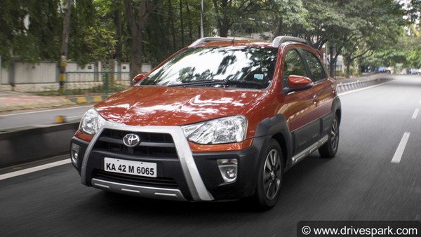 The side profile of the Hyundai i20 features a floating roof design with the blacked out C-pillar. The i20 Active is also equipped with roof rails and rear spoiler.