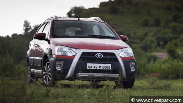 The side profile of the Hyundai i20 features a floating roof design with the blacked out C-pillar. The i20 Active is also equipped with roof rails and rear spoiler.