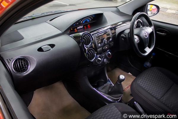 The side profile of the Hyundai i20 features a floating roof design with the blacked out C-pillar. The i20 Active is also equipped with roof rails and rear spoiler.